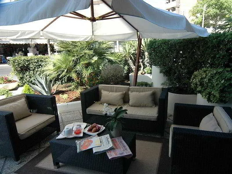 Hotel Regina Fronte Mare Римини 3*,